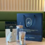 ماتشا لاتيه درجة عالية ، ملعقه ، ويسك ، كوب