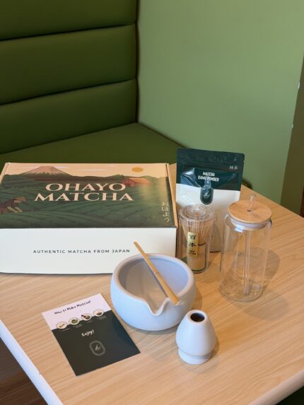 بوكس الماتشا المتكامل ( وعاء ابيض)
ماتشا لاتيه جريد درجه عالية ، وعاء ، ستاند ، ملعقه ، ويسك ، كوب مع الغطاء و السترو