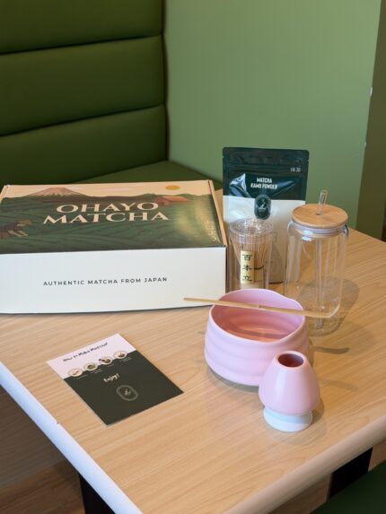 بوكس الماتشا المتكامل ( وعاء وردي)
ماتشا لاتيه جريد درجه عالية ، وعاء ، ستاند ، ملعقه ، ويسك ، كوب مع الغطاء و السترو