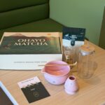 بوكس الماتشا المتكامل ( وعاء وردي مزخرف )
ماتشا لاتيه جريد درجه عالية ، وعاء ، ستاند ، ملعقه ، ويسك ، كوب مع الغطاء و السترو