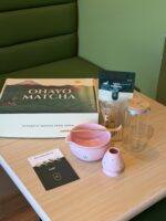 بوكس الماتشا المتكامل ( وعاء وردي مزخرف )
ماتشا لاتيه جريد درجه عالية ، وعاء ، ستاند ، ملعقه ، ويسك ، كوب مع الغطاء و السترو