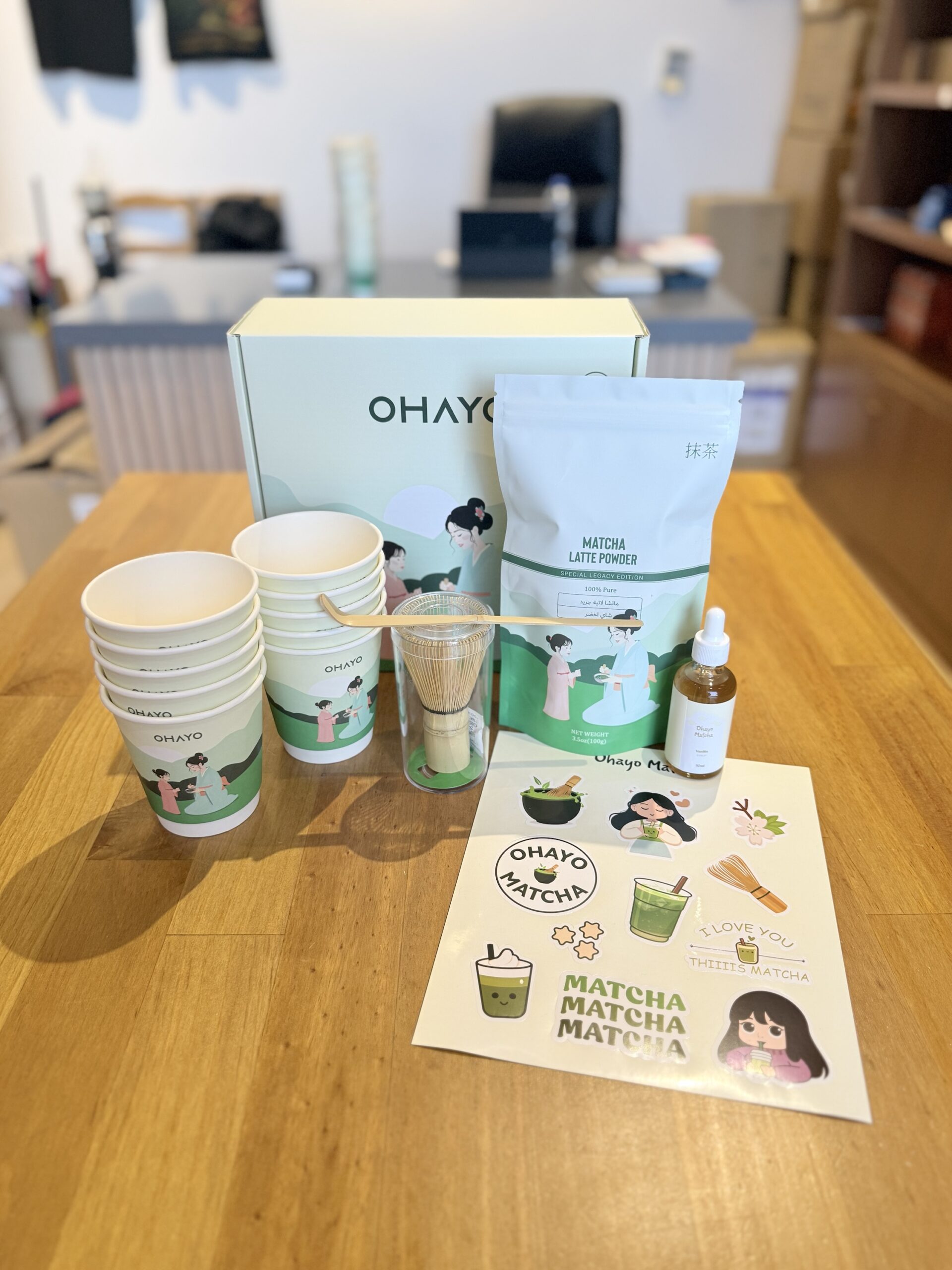 img_2986 Ohayo Signature Box ⭐️ ( matcha latte 100g , 10 paper cups , spoon & whisk , syrup vanilla , sticker ) limited edition ❗️ - الصورة 1